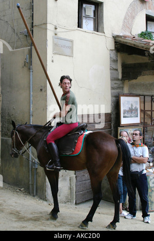 Concorrente prende a guardare verso il basso corso per la giostra target in Arezzo s Giostra del saraceno Toscana Italia Foto Stock