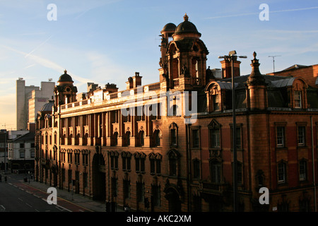 La mattina presto luce su vecchi edifici area di piccadilly manchester city centre Midlands England Regno unito Gb Foto Stock