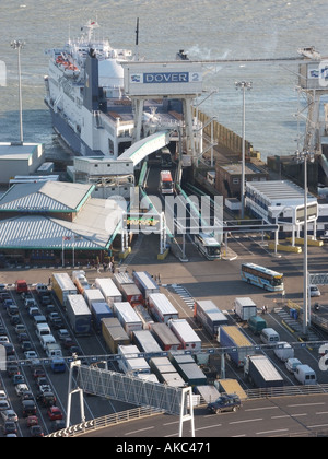 Vista aerea canale trasversale terminal traghetti & auto camion parcheggio camion con cura camion in attesa P&o barca scarico Porto di dover Kent inglese Regno Unito Foto Stock