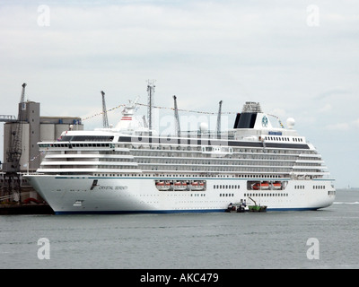 Acqua di Southampton crociera Crystal serenità a dockside berth poco dopo l'entrata in servizio Foto Stock