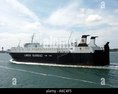 Southampton acqua ship Velazquez avvicinando i guardacoste lookout tower radar e il castello di Calshot voce nel Solent Foto Stock