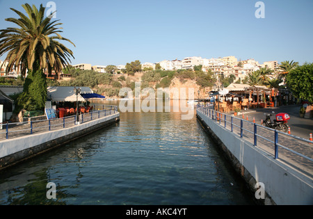 L'ingresso al famoso lago di Voulismeni ad Aghios Nikolaos, Creta. Foto Stock