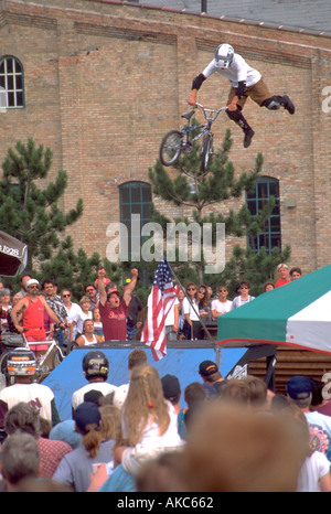 Stunt freestyler bicicletta età 19 effettuando in corrispondenza di Giornate del patrimonio. Minneapolis Minnesota USA Foto Stock