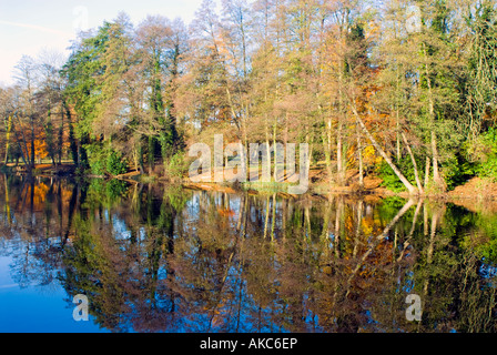 Riflessi di autunno nel lago di ottagono a Stowe giardini paesaggistici, Buckinghamshire, Inghilterra Foto Stock