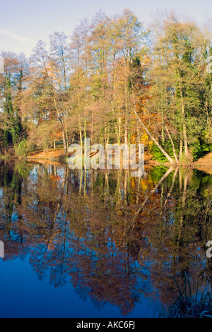 Riflessi di autunno nel lago di ottagono a Stowe giardini paesaggistici, Buckinghamshire, Inghilterra Foto Stock