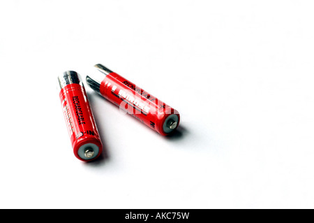 Una coppia di batterie AAA ricaricabili Foto Stock