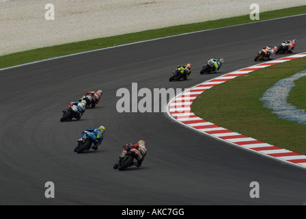 Piloti della 125 alla curva 3 durante il giorno della gara Foto Stock