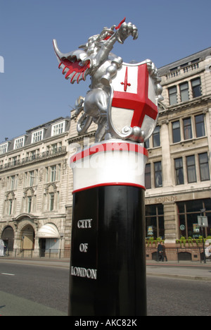 Tower Hill dragon statua con scudo marcatura della autostrada entrata uscita confine della città di Londra Foto Stock