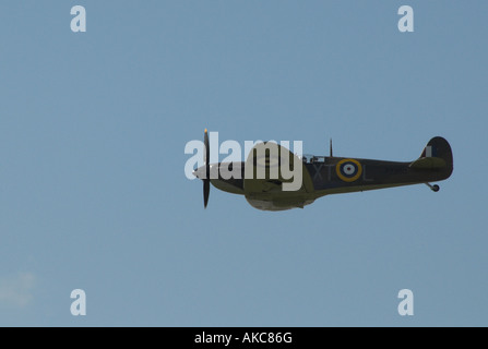 Spitfire P7350, un MkIIa, della Battaglia di Bretagna Memorial Volo a Shoreham Airshow 2007. Foto Stock