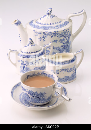 Un antico Wedgwood teaset con Teiera Zuccheriera lattiera la tazza e il piattino di tè su sfondo bianco Foto Stock