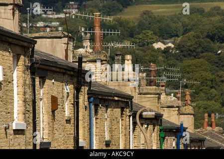 Camini delle case terrazzate in Saltaire, West Yorkshire Foto Stock