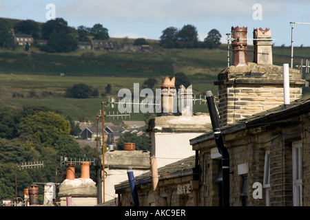 Camini delle case terrazzate in Saltaire, West Yorkshire Foto Stock