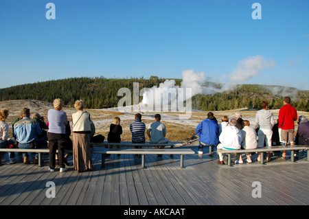 Guardare la gente vecchie fedeli scoppierà, il Parco Nazionale di Yellowstone, STATI UNITI D'AMERICA Foto Stock