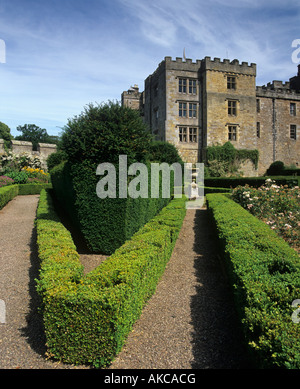 Chillingham Castle e i suoi giardini in Northumberland Foto Stock