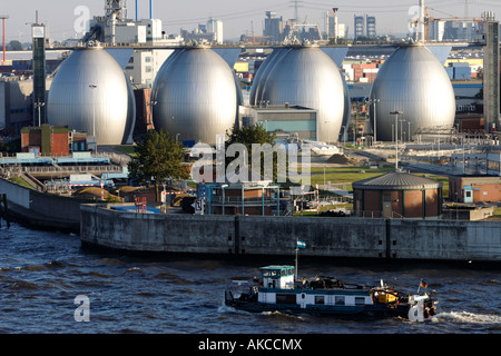 Gas i serbatoi di stoccaggio sono visti presso il porto di Amburgo Germania Foto Stock