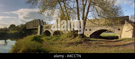 Il fiume Avon Stratford upon avon warwickshire inghilterra viadotto ferroviario Foto Stock
