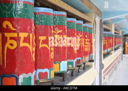 La preghiera buddista ruote vicino al monastero di Namgyal a Dharamsala, India; Casa del Tibet il governo in esilio e il Dalai Lama. Foto Stock