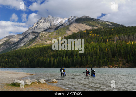 Tre subacquei lasciando due jack lago nel Parco Nazionale di Banff Canadian Rocky Mountains Alberta Canada Foto Stock