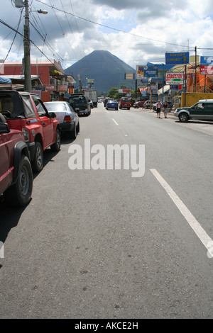 Il Vulcano Arenal sovrasta la cittadina di La Fortuna in Costa Rica Foto Stock