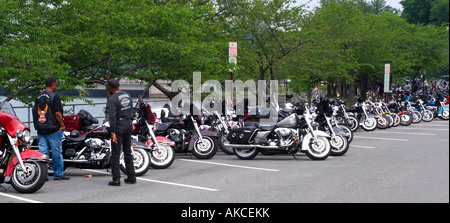 Moto parcheggiata tra ciliegi vicino bacino di marea prima di Rolling Thunder Parade Memorial Day Washington DC USA Foto Stock