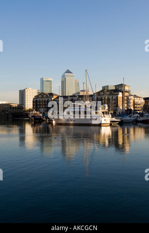 Canary Wharf visto dal bacino Limehouse Foto Stock