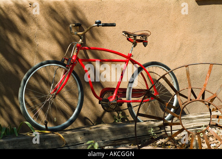 In vecchio stile rosso bicicletta Schwinn appoggiata contro la parete Foto Stock
