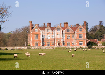 Casa Breamore nella primavera Hampshire REGNO UNITO dal sentiero pubblico Foto Stock