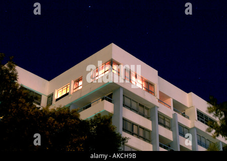 Angolo di stile art deco hotel con camera singola illuminata di notte Foto Stock