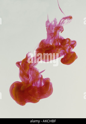 Inchiostro rosso billowing in acqua Foto Stock