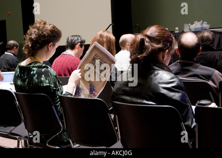 Persone che leggono in un teatro auditorium Foto Stock