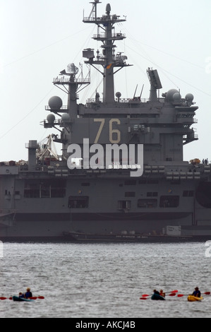 Una famiglia kayak vicino a US Navy portaerei USS Ronald Reagan in Santa Barbara porto in California. © Craig M. Eisenberg Foto Stock