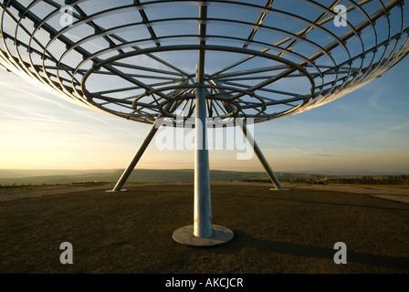 Alogeno, una scultura sopra Haslingden, Lancashire, Regno Unito. Uno del Lancashire Panopticons serie. Foto Stock