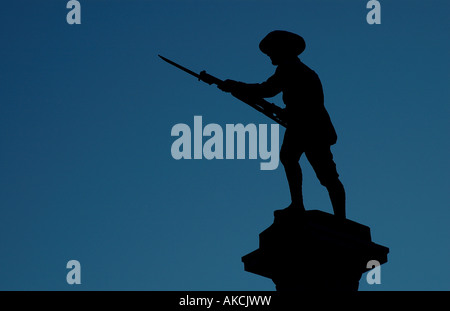 Una silhouette di un memoriale di guerra in Burra situato in Sud Australia, della metà del Nord Foto Stock