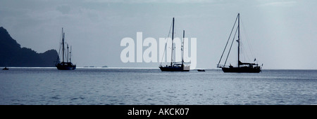 Yacht ancorati in una tranquilla baia dei Caraibi al crepuscolo Foto Stock