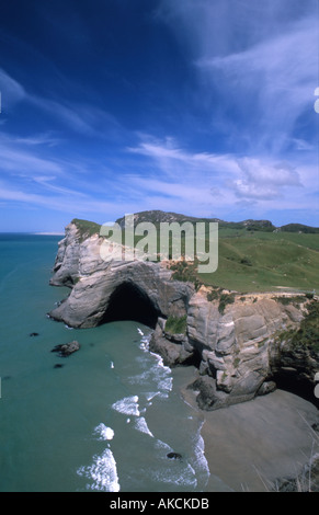 Rupi costiere e grotta vicino a Farewell Spit e Wharariki Beach Golden Bay Nuova Zelanda Foto Stock