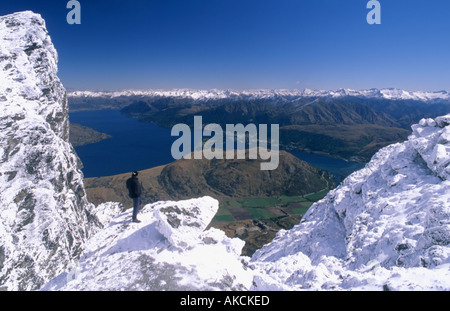 La figura tenendo in vista dalla Remarkables gamma sul lago Wakatipu e Queenstown Otago Nuova Zelanda Foto Stock