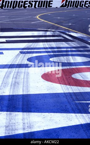 Tracce di pneumatici in tutta dipinta pubblicità Mobil Oil sulla Formula One Racing via all'Albert Park di Melbourne Foto Stock