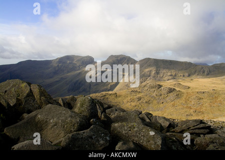 Lodore Falls, Sca cadde Pike e ampia falesia come visto dalla vetta del Bowfell, Lake District, Cumbria Foto Stock