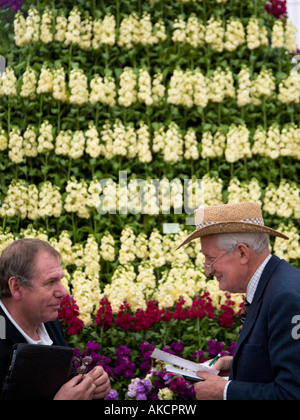 Funzionari discutere la presenta in corrispondenza della Royal Horticultural Society's Chelsea Flower Show. Londra, Inghilterra. Foto Stock