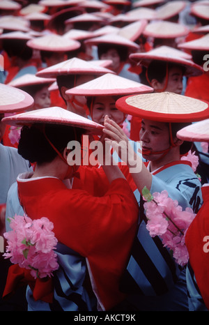 Le donne giapponesi nel tradizionale periodo Heian costume preparando per una sfilata. Onorevoli colleghe in cappelli conici & kimono, Miyajima, Giappone. Costumi; kimono Foto Stock