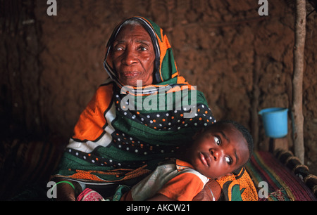 La donna da Chole con suo nipote Chole risiede nell'Oceano indiano accanto alla mafia island e S di Zanzibar Tanzania Africa orientale Foto Stock
