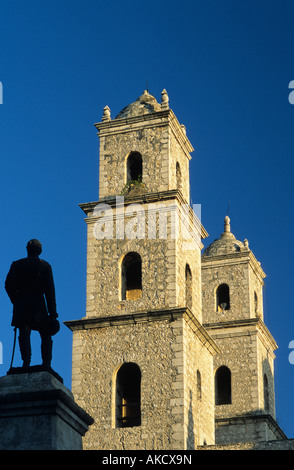 La Iglesia de Gesù, generale Manuel Cepeda Peraza statua al Parque Hidalgo in Merida, Messico Foto Stock