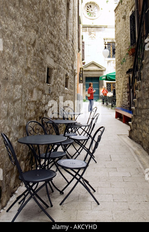 Europa sudorientale, Croazia, Sibenik, sedie e tavoli in vicolo Foto Stock