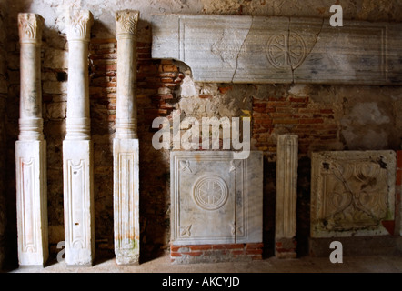 L' Europa sudorientale, Croazia Porec, colonne di marmo e delle reliquie Foto Stock