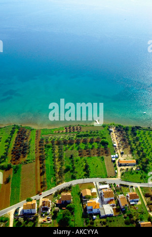 Croazia, regione Sibenik-Knin, Campi in riva al mare, vista aerea Foto Stock