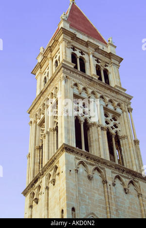 L' Europa sudorientale, Croazia, Dalmazia, chiesa di pietra di torre con scolpito windows contro il cielo blu e a basso angolo di visione Foto Stock