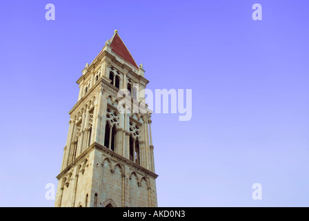 L' Europa sudorientale, Croazia, Dalmazia, chiesa di pietra di torre con scolpito windows contro il cielo blu e a basso angolo di visione Foto Stock