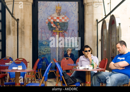 L' Europa sudorientale, Croazia, Dubrovnik, due uomini seduti in cafe Foto Stock