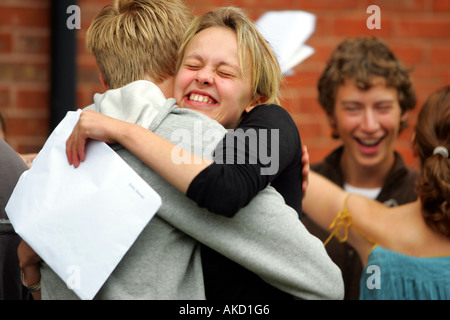 Gli alunni a Colyton Grammar School di Devon UK ricevono il loro un livello risultati Foto Stock