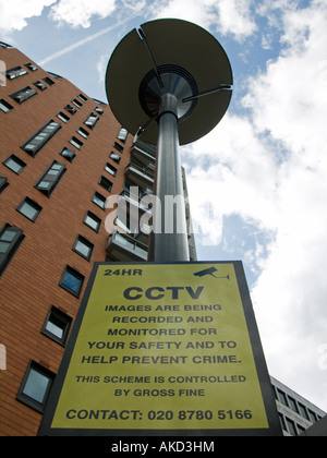 Tvcc segno di avvertimento su un lampost accanto a un alto edificio di appartamenti di lusso a Putney, accanto al fiume Tamigi a Londra in Inghilterra Foto Stock